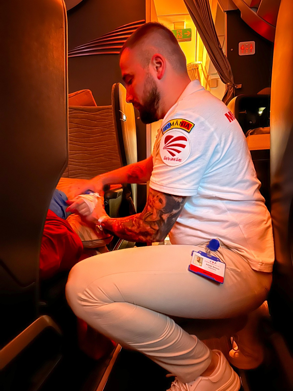 Medic escortă cu pacient în avion